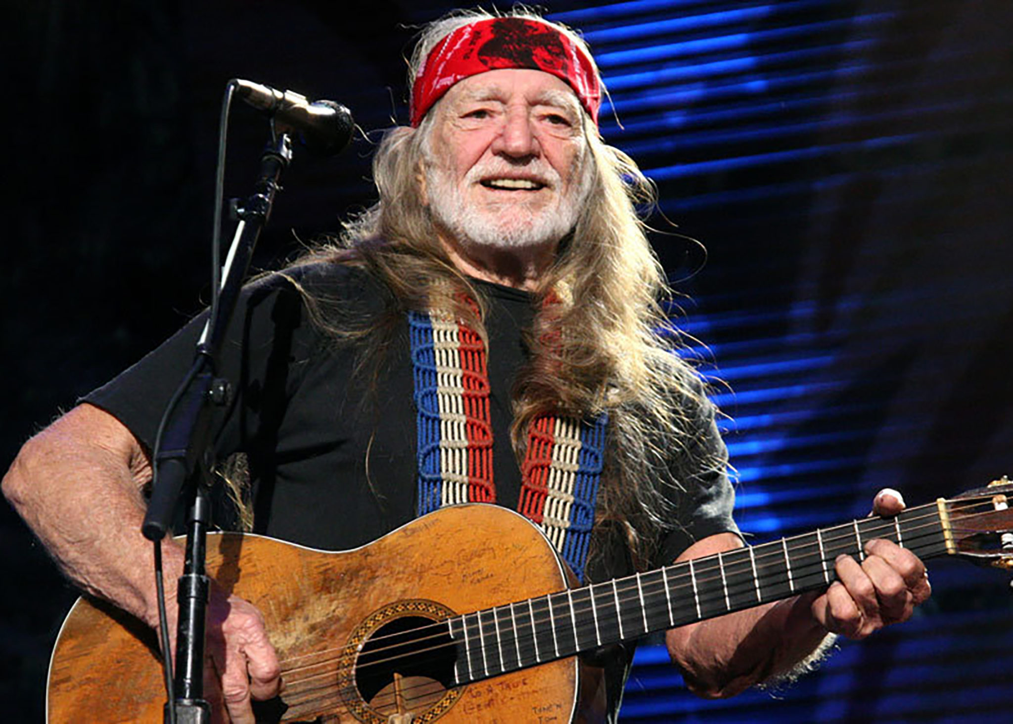 Willie Nelson performing